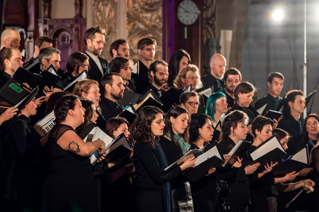 Le chœur du Brouhaha pendant leur Grand-Messe du 03/02/2024